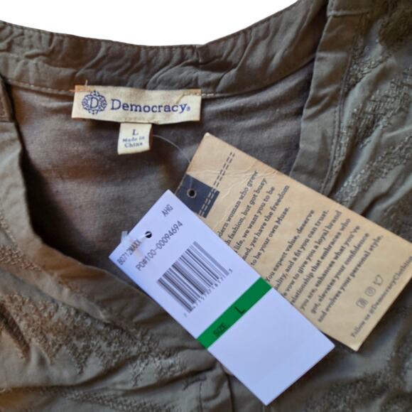 Democracy Blouse NWT V-neck button front, roll tab sleeves sz Large green - Picture 4 of 10